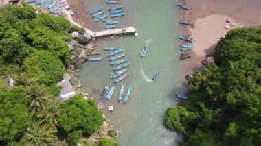 Endonezya 'daki lagün sahilindeki geleneksel teknelerin en iyi hava manzarası.