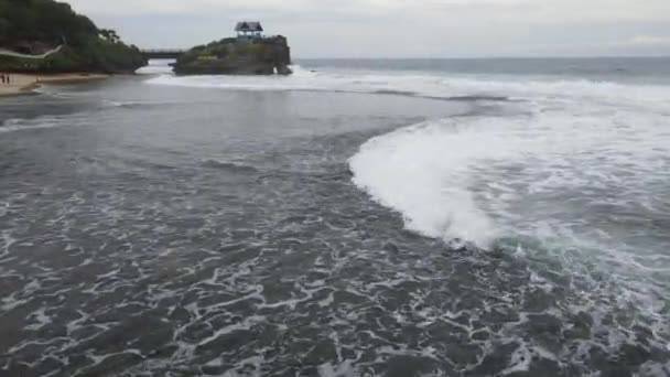 Voando Sobre Oceano Lado Praia Tropical Indonésia Filmagem Drones Cinematográficos — Vídeo de Stock