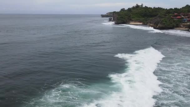 Volando Sobre Océano Junto Playa Tropical Indonesia Vista Del Ojo — Vídeos de Stock