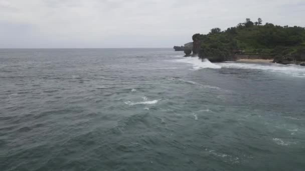 インドネシアの熱帯のビーチと一緒に海を飛んでいます バード ビュー Cinema Droneフッテージ — ストック動画
