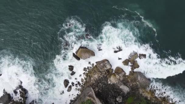 Top Aerial View Giant Ocean Waves Crashing Foaming Coral Beach — Stock Video