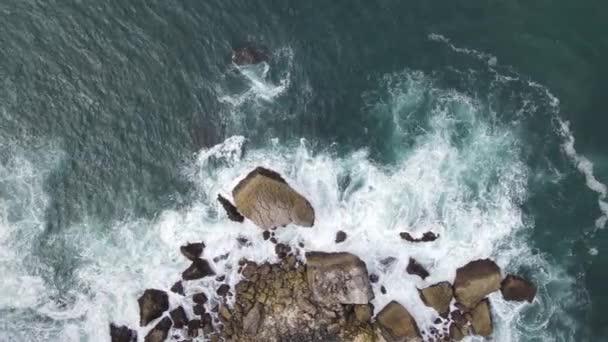 Сверху Вниз Вид Гигантских Океанских Волн Разбивающихся Вспенивающихся Коралловом Пляже — стоковое видео