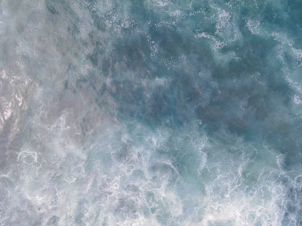 インドネシアでの熱帯のビーチと波の青い海への空中ビュー — ストック写真