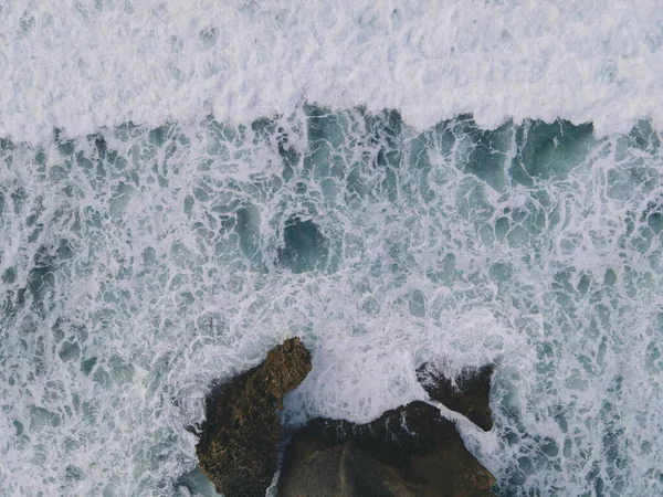 Top Aerial View Giant Ocean Waves Crashing Foaming Coral Beach — Stock Photo, Image