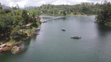 Endonezya, Bandung 'da park ve dağ manzaralı göl manzarası