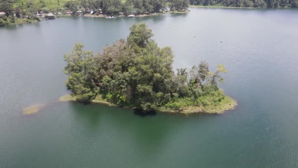 インドネシア バンドンの公園や山と湖側の空中ビュー — ストック動画