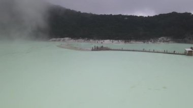 Beyaz krater, bant gübresi ve Endonezya 'da hava manzarası dumanlı havada uçar.