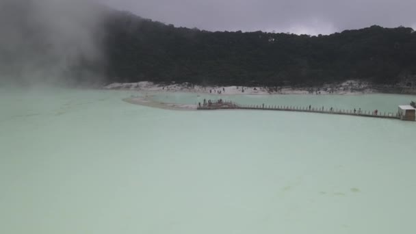 在印度尼西亚万隆的白色弹坑中 空中的景色掠过浓烟 — 图库视频影像