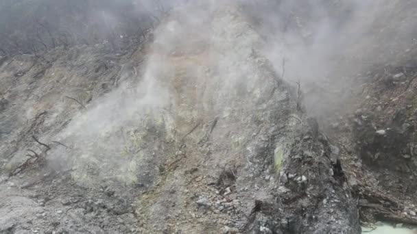 在印度尼西亚万隆的白色弹坑中 空中的景色掠过浓烟 — 图库视频影像