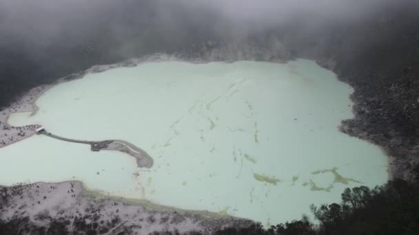 Vista Aérea Del Cráter Blanco Bandung Indonesia Con Tiempo Brumoso — Vídeo de stock