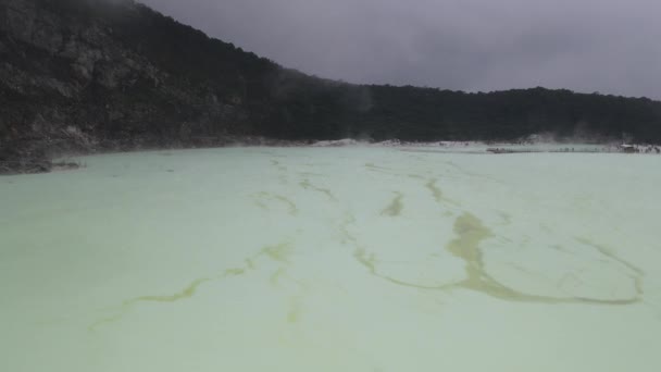 Vista Aérea Volar Través Ahumado Cráter Blanco Bandung Indonesia — Vídeos de Stock