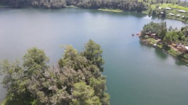 Endonezya, Bandung 'da park ve dağ manzaralı göl manzarası