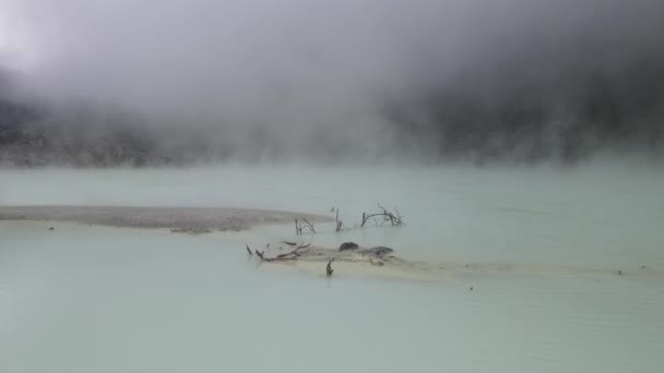 Flygfoto Flyga Genom Rökig Vit Krater Bandung Indonesien — Stockvideo