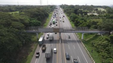 Yoğun trafiği olan Endonezya Otoyolu 'nun havadan görüntüsü. 