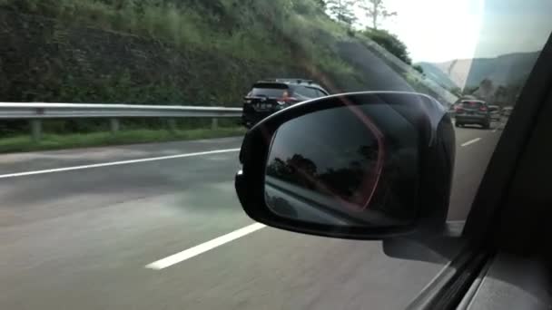 Kilátás Oldalsó Tükörképe Egy Autó Amely Gyorsan Halad Autópályán Naplemente — Stock videók