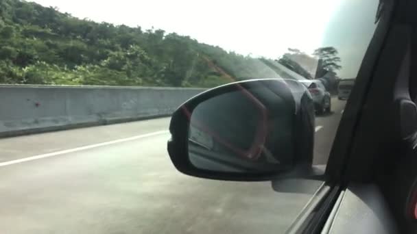 Gün Batımında Otoyolda Hızla Giden Bir Arabanın Dikiz Aynasına Bakın — Stok video