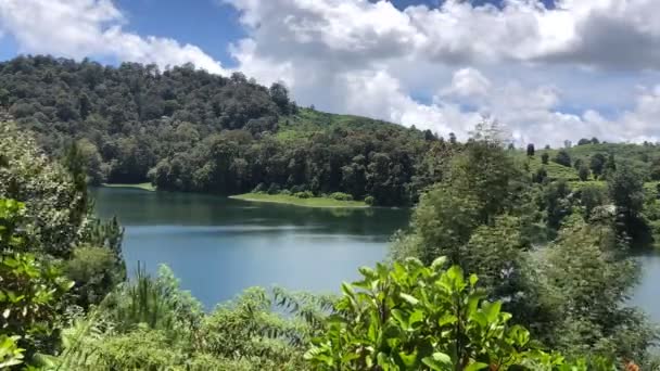 インドネシアのバンドンにある公園と山のある湖側 — ストック動画