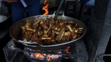 Tengkleng pişirme, kaburga ve kemikli kuzu eti Endonezya 'daki geleneksel fırında pişirme.