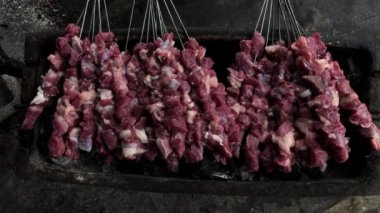 Endonezya 'da geleneksel bir fırında Klatak Lamb Satay yakma işlemi