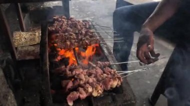 Endonezya 'da geleneksel bir fırında Klatak Lamb Satay yakma işlemi
