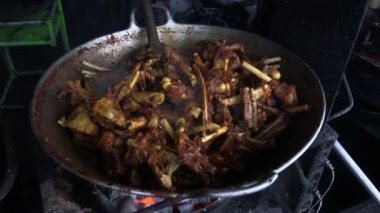 Tengkleng pişirme, kaburga ve kemikli kuzu eti Endonezya 'daki geleneksel fırında pişirme.