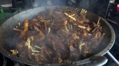 Tengkleng pişirme, kaburga ve kemikli kuzu eti Endonezya 'daki geleneksel fırında pişirme.