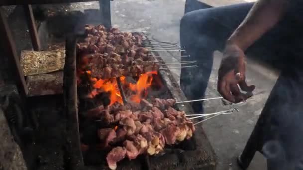 Prozess Der Verbrennung Von Klatak Lamm Satay Einem Traditionellen Ofen — Stockvideo
