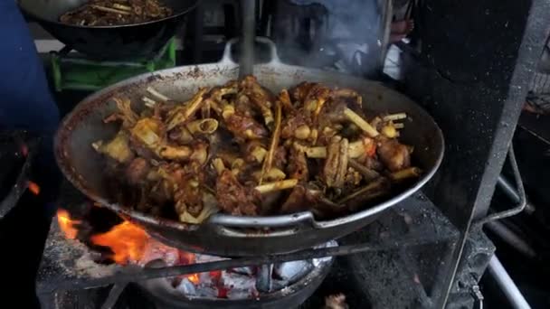 Cocinar Tengkleng Carne Cordero Con Costillas Hueso Cocinado Estufa Tradicional — Vídeo de stock