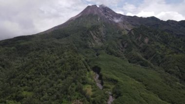 Endonezya 'daki açık gökyüzü ile aktif Merapi dağının havadan görüntüsü