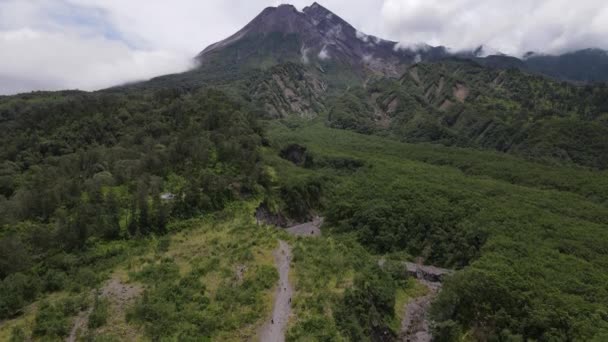 インドネシアの澄んだ空を持つアクティブなメラピ山の空中ビュー — ストック動画