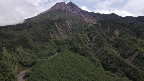 Endonezya Daki Açık Gökyüzü Ile Aktif Merapi Dağının Havadan Görüntüsü — Stok video