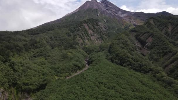 Endonezya Daki Açık Gökyüzü Ile Aktif Merapi Dağının Havadan Görüntüsü — Stok video