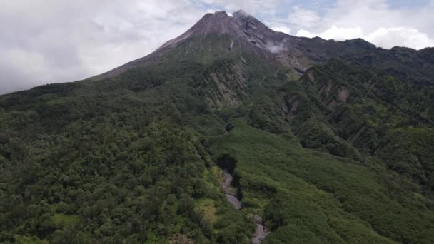 Endonezya Daki Açık Gökyüzü Ile Aktif Merapi Dağının Havadan Görüntüsü — Stok video