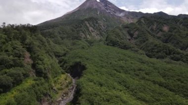 Endonezya 'daki açık gökyüzü ile aktif Merapi dağının havadan görüntüsü