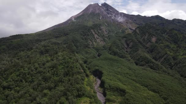 Endonezya Daki Açık Gökyüzü Ile Aktif Merapi Dağının Havadan Görüntüsü — Stok video