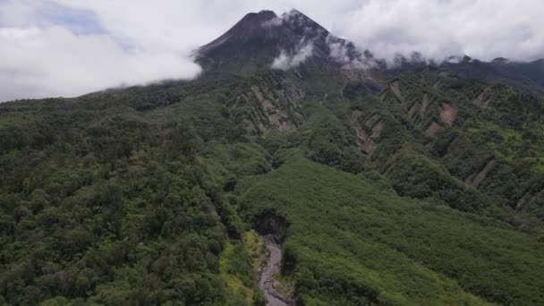 Widok Lotu Ptaka Aktywną Górę Merapi Czystym Niebem Indonezji — Wideo stockowe