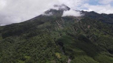 Endonezya 'daki açık gökyüzü ile aktif Merapi dağının havadan görüntüsü