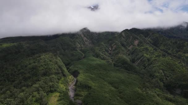 Luchtfoto Van Vliegen Een Tropisch Bos Berg Dal Indonesië — Stockvideo