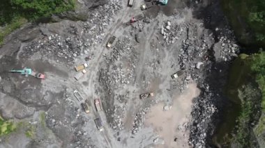 Merapi Dağı Endonezya 'daki kum ve taş madenciliğinin hava görüntüsü.