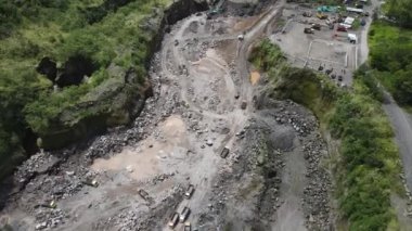 Merapi Dağı Endonezya 'daki kum ve taş madenciliğinin hava görüntüsü.