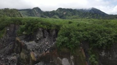 Endonezya 'da tropikal bir orman, dağ ve vadide uçmanın havadan görünüşü. 