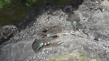 Merapi Dağı Endonezya 'daki kum ve taş madenciliğinin hava görüntüsü.