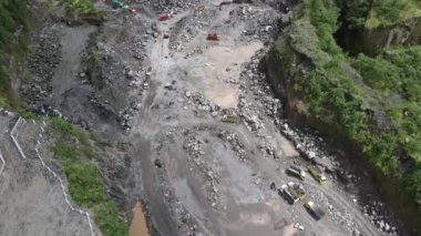 Merapi Dağı Endonezya 'daki kum ve taş madenciliğinin hava görüntüsü.