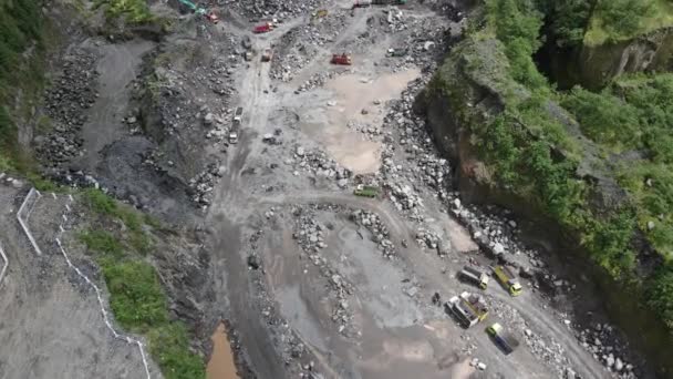 メラピ山インドネシアでの砂と石の採掘活動の空中ビュー — ストック動画