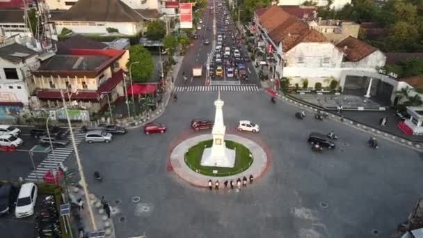 Vista Aérea Tugu Yogyakarta Monumento Histórico Con Tráfico Ocupado Yogyakarta — Vídeo de stock