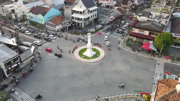 Letecký Pohled Památku Tugu Yogyakarta Rušným Provozem Yogyakarta Indonésie Březen — Stock video