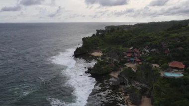 Gunung kidul, Endonezya 'daki yeşil ve kayalık kayalıklı tropikal sahil manzarası.