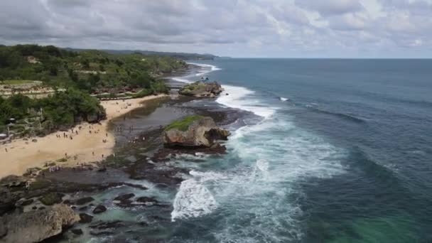 Vista Aérea Praia Tropical Gunung Kidul Indonésia Com Penhasco Verde — Vídeo de Stock