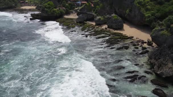 Вид Воздуха Тропический Пляж Gunung Kidul Индонезия Зелеными Скалистыми Скалами — стоковое видео
