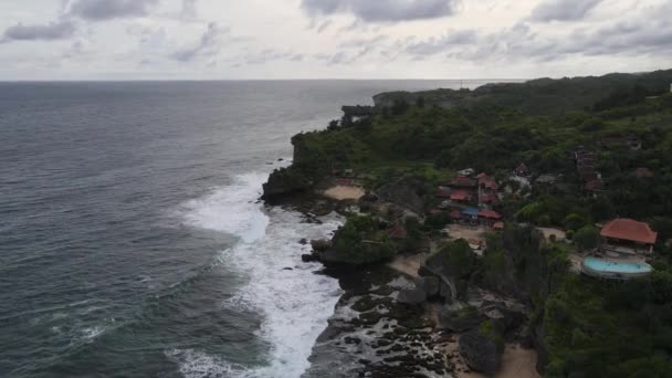 Pemandangan Udara Pantai Tropis Gunung Kidul Indonesia Dengan Tebing Hijau — Stok Video